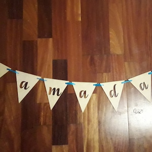 Girlande aus Holzbuchstaben an Band hängend. Ramadan, Eid, Mubarak, Happy, Eid Al Fitr Adha, Geburtstag, individuelles Schreiben
