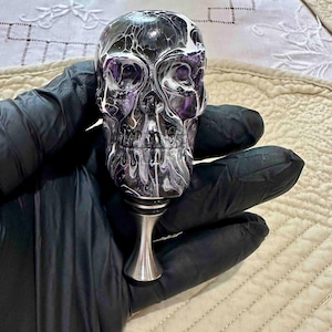 Handcrafted Gothic Skull Bottle Stopper - Unique Resin Art for Wine, Whiskey, and Spirits / Wine Bottle Stopper