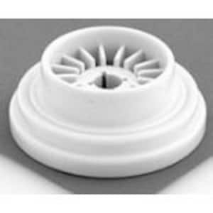 Puede incluir: Base de rueda de plástico blanco para un coche de modelismo. La base tiene un diseño detallado con un agujero central y un borde elevado.