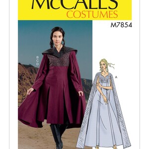Könnte beinhalten: McCall's Kostüm-Schnittmuster M7854. Das Bild zeigt eine Frau in einem weinroten Kostüm mit Umhang und schwarzen Stiefeln. Eine zweite Illustration zeigt ein hellblaues Kleid mit Umhang. Das obere Banner ist gelb mit schwarzem Text.