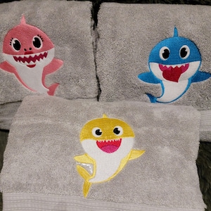 NOVA toalha de algodão Hygro CocoMelon Baby Shark Mommy Daddy designs da família escolheram seus tamanhos de cores personalizáveis favoritos