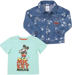 Puede incluir: Un conjunto de dos piezas para un niño que incluye una chaqueta vaquera azul claro con lunares blancos con la cabeza de Mickey Mouse y una camiseta verde claro con un gráfico de Mickey Mouse y el texto "Mickey Mouse".