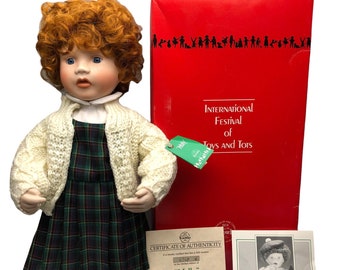 Knowles 1990 Muñeca coleccionable de porcelana "Molly" A Little Irish Lass de Kathy Barry Hippensteel Edición limitada con caja, COA y soporte