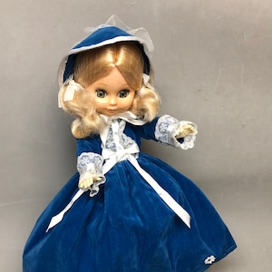 1985 Sears Rotating Musical Fashion Doll on Stand &quot;Vanessa&quot; Teal Velour Dress. plays &quot;It&#39;s a Small World&quot; - Hard to find.