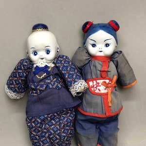 Paar Porzellan Asiatische Delft Blue Puppen mit Clogs, japanische Puppen, chinesische Puppen