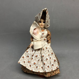 Années 1980 Carlson Dolls « Frontier Lady With Baby » Floral Dress Tag Stand 8-18