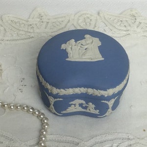 Kostenloser Versand - Vintage Herz geformte blaue Wedgwood Schmuckstück Schmuck Box Jasper Ware hergestellt in England Deckeldose