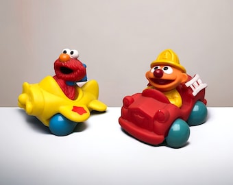 Lot de 2 Tyco Muppets Ernie conduisant un camion de pompier et un avion Elmo - Rue Sésame