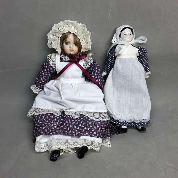 Lote de 2 muñecas de porcelana, 10" Bisque muñeca en púrpura vestido floral, blanco Apron & 7.5" muñeca en vestido de lunares.