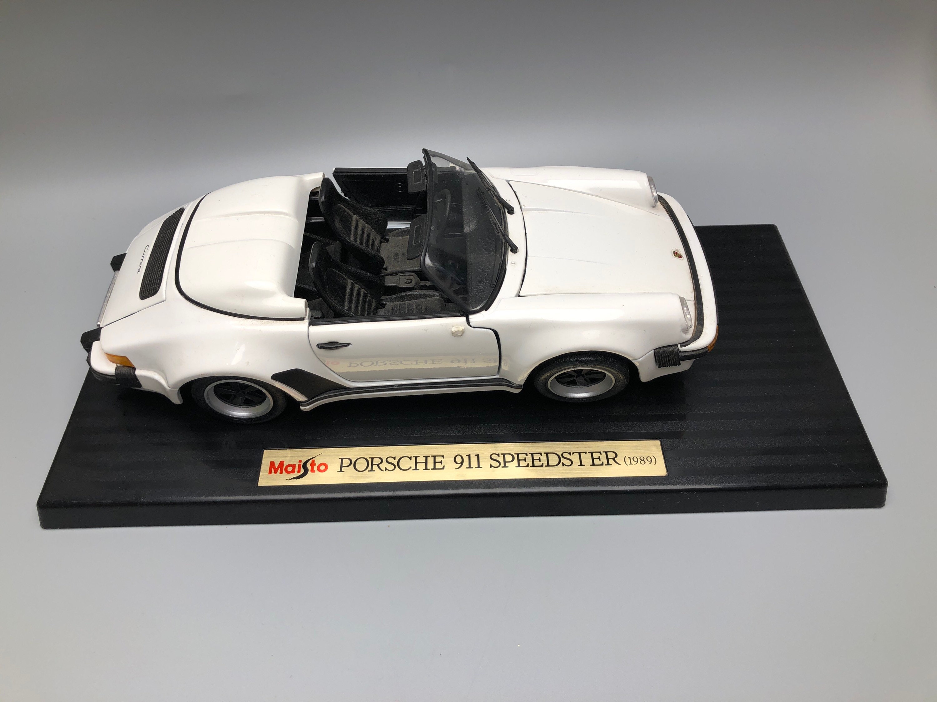 Maisto Porsche 911 Speedster Carrera 1989 White Convertible 1/18