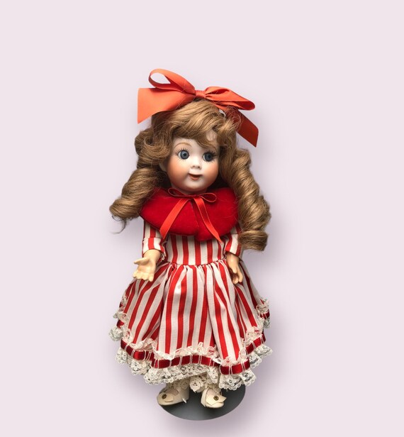 13インチの素焼き磁器人形 1976年 ジャネット・プライスによる複製 赤