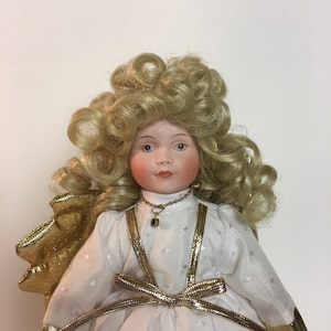 FRETE GRATUITO - Goebel Betty Jane Carter Boneca de porcelana anjo de 9 polegadas Pedra de nascimento de janeiro por Bette Ball com suporte e COA