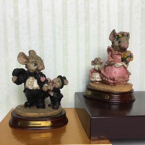 Figurines de famille de souris rectifiées pour l’église/mariage sur la plate-forme en bois par Doremi, Chine