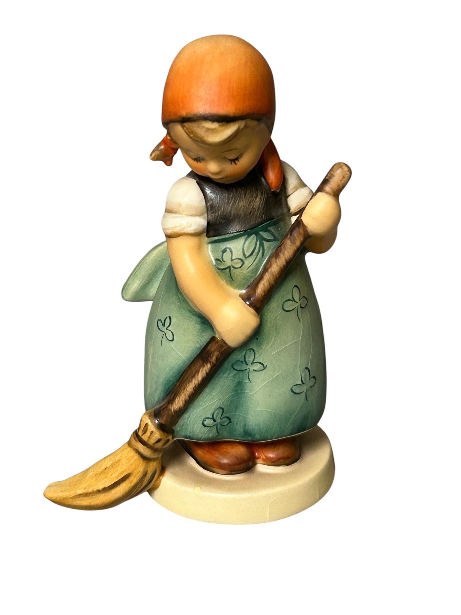Goebel Hummel Figurine #171 "Little Sweeper"  TMK5