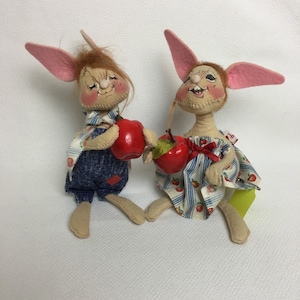 Annalee muchacho y muchacha de Pascua conejitos sosteniendo una manzana - regalo de gemelos niño/niña