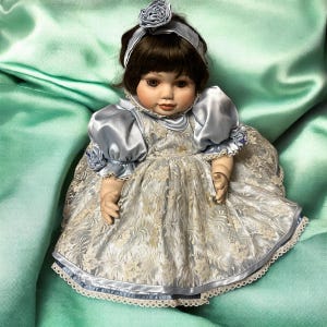 1995 MARIE OSMOND Feines Porzellan 22 &quot;Kleinkind Olive Mae Sammlerpuppe Blaues Kleid