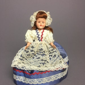 Kunststof Vintage etnische pop uit België - internationale Doll - Souvenir Doll