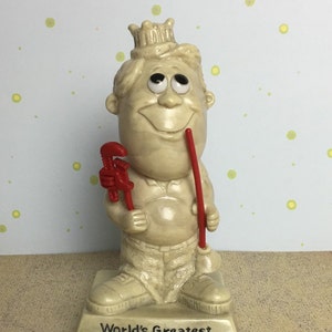 6.25" Welten größte Mann Award Statue Sillisculpt Figur W & R Beeren 1970 - Made in USA - Figur mit Krone Schraubenschlüssel Kolben