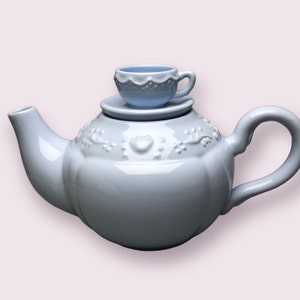 Artist Kimberly Hodges Hallmark Vintage Baby Blue Ornate Large Tea Pot Fluted Teacup Lid