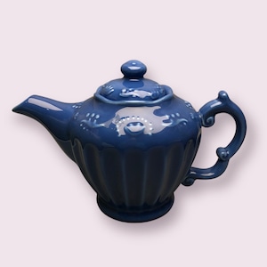 Artist Kimberly Hodges Hallmark Vintage Blue Ornate Large Tea Pot Fluted