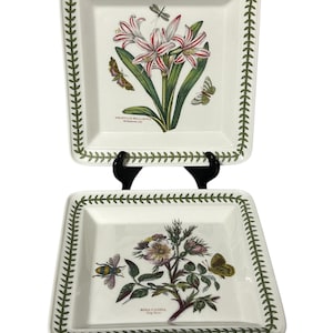 Set mit 2 Portmeirion The Botanic Gardens quadratischen Tellern mit Hundsrosen- und Amaryllis-Motiv - made in Britain