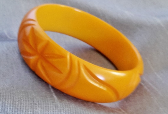 Vintage Carved Bakelite Butterscotch Bangle Bracel