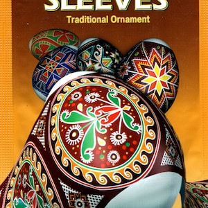 Puede incluir: Fundas para huevos de Pascua con dise&ntilde;os de adornos tradicionales. La imagen muestra varios huevos decorados y una funda con fondo marr&oacute;n. El texto "EASTER EGG SLEEVES" est&aacute; en la parte superior, con "Traditional Ornament" debajo.