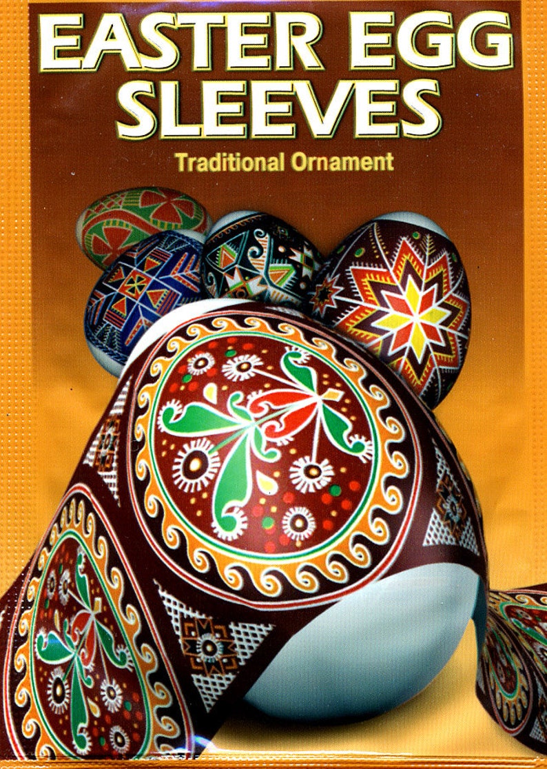 Puede incluir: Fundas para huevos de Pascua con dise&ntilde;os de adornos tradicionales. La imagen muestra varios huevos decorados y una funda con fondo marr&oacute;n. El texto "EASTER EGG SLEEVES" est&aacute; en la parte superior, con "Traditional Ornament" debajo.
