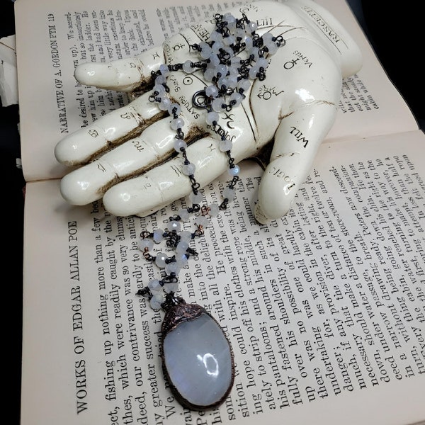 Moonstone necklace, moonstone strand, moonstone pendant, moonstone jewelry.