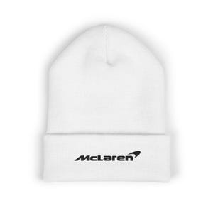 Puede incluir: Un gorro blanco con el logotipo negro de McLaren bordado en el borde doblado. El gorro está hecho de un material de punto suave y está diseñado para mantener la cabeza caliente.