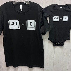 Op de afbeelding: Een set van drie keramische mokken met een gespikkelde, matte afwerking. Elke mok heeft een andere kleur: lichtblauw, crème en grijs. De mokken hebben een eenvoudig, modern ontwerp met een afgeronde vorm en een comfortabel handvat.