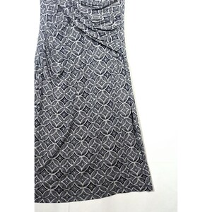 Puede incluir: Vestido sin mangas con estampado geom&eacute;trico en blanco y negro. La tela est&aacute; fruncida en el busto, creando un efecto drapeado. El vestido tiene una silueta ajustada y llega hasta la pantorrilla. El patr&oacute;n consiste en c&iacute;rculos y cuadrados entrelazados.