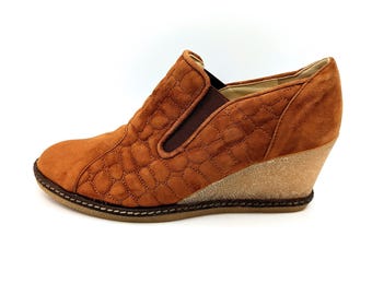 Amalfi Rangoni Size 8.5 Italian Diamond Quilted Crepe Wedge Heels Caramel Suede