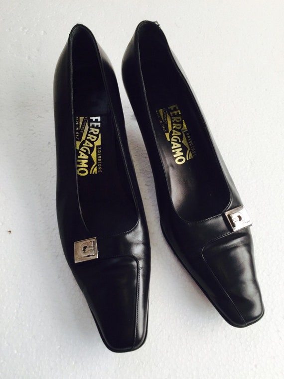 Vintage SALVATORE FERRAGAMO Black Leather Pumps Ki
