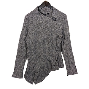 K&ouml;nnte beinhalten: Ein grau-schwarz melierter Pullover mit langen &Auml;rmeln und einem einzigartigen asymmetrischen Design. Der Pullover hat einen hohen Kragen und eine dekorative kreisf&ouml;rmige &Ouml;ffnung am Halsausschnitt. Der untere Saum hat einen ger&uuml;schten, geschichteten Effekt.