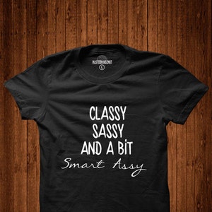 Puede incluir: Camiseta negra con texto blanco que dice "Classy Sassy And A Bit Smart Assy".