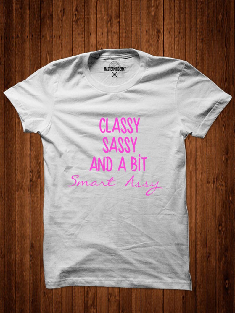 Puede incluir: Camiseta blanca con texto rosa que dice "Classy Sassy And A Bit Smart Assy".