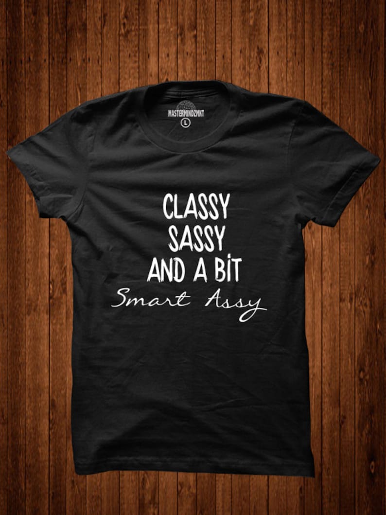 Puede incluir: Camiseta negra con texto blanco que dice "Classy Sassy And A Bit Smart Assy".