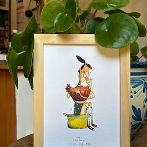 Può includere: Illustrazione ad acquerello incorniciata di una persona che mangia un uovo fritto, seduta in una pentola gialla e che tiene in mano una gallina. Il testo "OVO GALINA CUL CALDO" è in basso. La cornice è marrone chiaro.