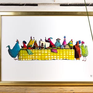 Op de afbeelding: Een kleurrijke illustratie van kippen die rond een geel-wit geblokt tafelkleed zijn verzameld en van een maaltijd genieten. De kippen dragen verschillende hoeden en accessoires, en de scène is grillig en leuk.