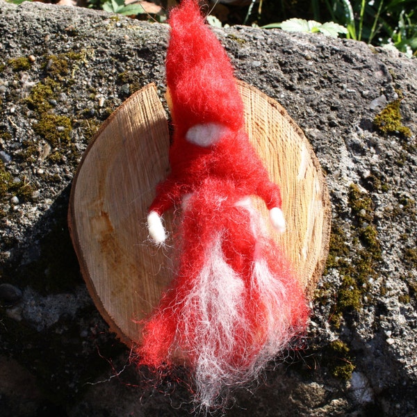Sorcière rouge - poupée décorative - Décoration à accrocher - Réalisation artisanale - Sorcière protectrice - sorcière porte bonheur