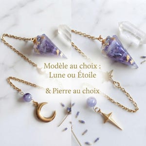 Peut inclure: Un pendule composé d'une pointe en résine violette avec des éclats dorés, fixé à une chaîne dorée. Une version se termine par une breloque lune et une perle violette, l'autre par une étoile. Texte : Modèle au choix : Lune ou Étoile & Pierre au choix.