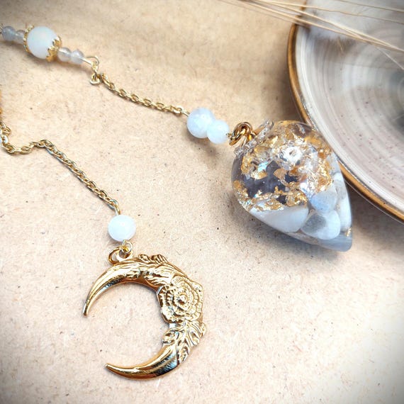 Pendule divinatoire résine, pierres de lune blanches et grises, feuilles dorées, pendentif lune