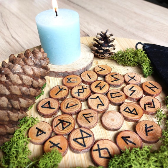 Runes Futhark en Bois Artisanales