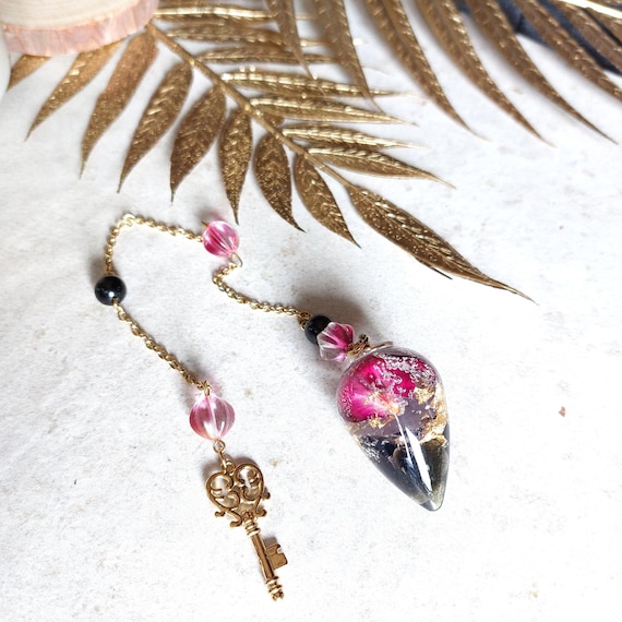 Pendule divinatoire obsidienne, pétales de rose et clé