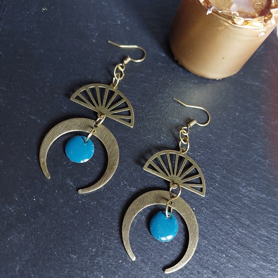 Moon earrings, round duck blue enameled sequin in raw brass