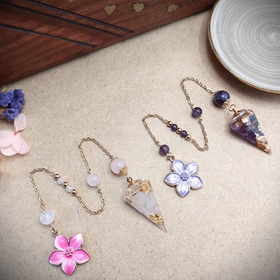 Pendule divinatoire Fleur d'âme, Résine, Quartz Rose ou Améthyste et Feuilles Dorées, Divination Énergétique, pendule fait main, ésotérique