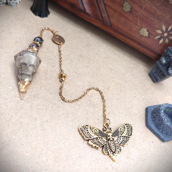 Pendule Gothique "Memento Mori" Crâne, papillon de nuit, Pierres naturelles de Rhodonite