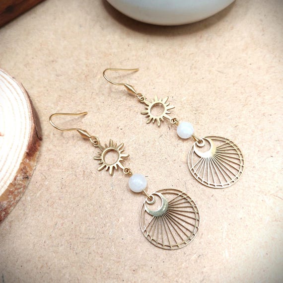 Boucles d’oreilles Soleil et Lune dorées,  Pierre de lune blanche