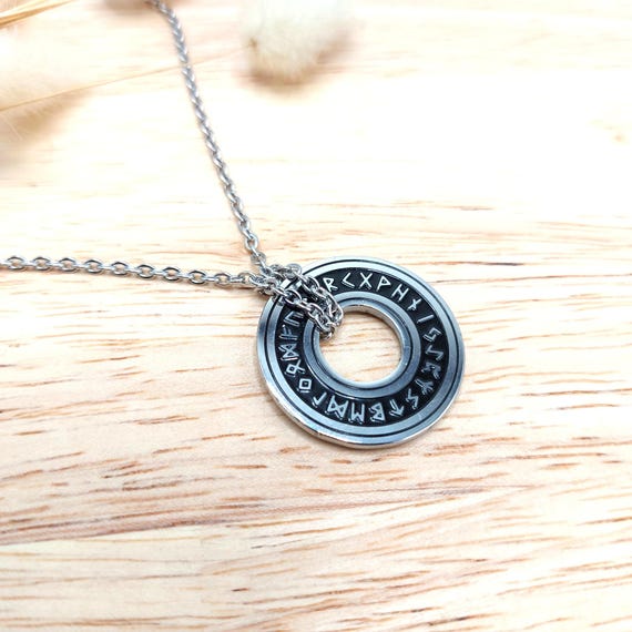 Collier viking runes nordiques futhark